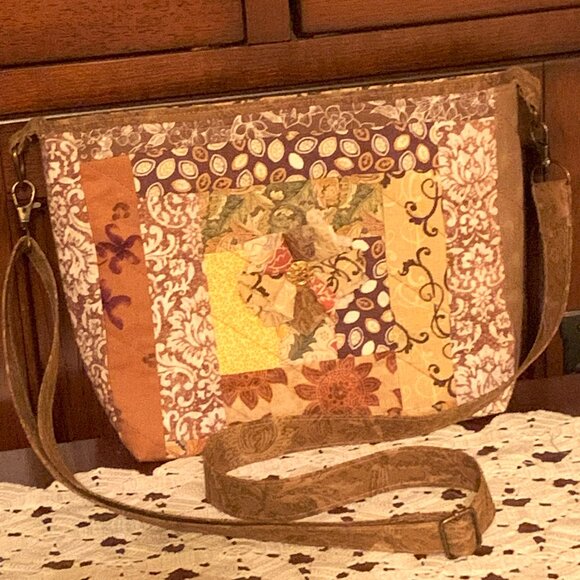 Handmade Patchwork Quilted Crossbody Bag with Lining and Zippered Closure - Picture 2 of 9